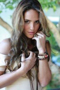 Adria Arjona 1054