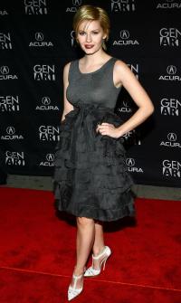 Elisha Cuthbert 1018