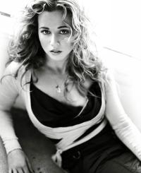 Linda Cardellini 1104