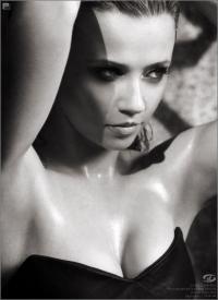 Linda Cardellini 1136