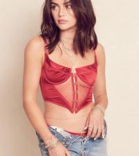 Lucy Hale 1040